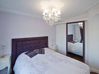 Une chambre classique avec miroir, Fables de murs Fables de murs Classic style bedroom