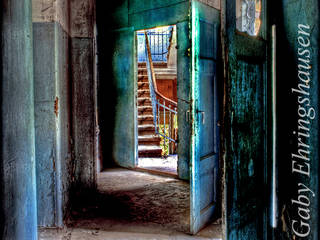 blaue Türen, Gaby Ehringshausen Gaby Ehringshausen オリジナルスタイルの 玄関&廊下&階段