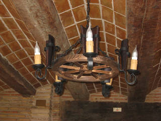 LAMPARA DE RUEDA DE CARRO DE 5 LUCES, RUSTILUZ RUSTILUZ Rustic style living room