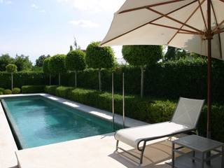 Jardín con piscina, CONILLAS - exteriors CONILLAS - exteriors モダンスタイルの プール