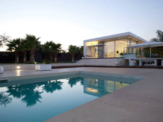 Villa con Piscina, Sebastiano Adragna Architetti Sebastiano Adragna Architetti モダンな 家