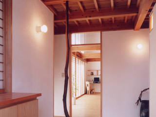 .生駒菜畑の家, ＡＲＫＳＴＵＤＩＯ一級建築士事務所 ＡＲＫＳＴＵＤＩＯ一級建築士事務所 Eclectic style corridor, hallway & stairs