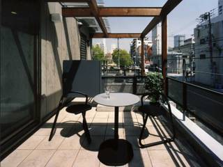 OD house, H.Maekawa Architect & Associates H.Maekawa Architect & Associates Balkon, Beranda & Teras Gaya Industrial