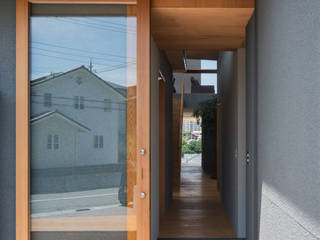 alley, 建築設計事務所SAI工房 建築設計事務所SAI工房 Pasillos, vestíbulos y escaleras de estilo moderno