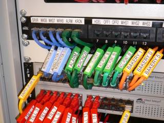 Comms Cabinet Re-Fit for 3000 supermarkets, The Cable Label Co Ltd The Cable Label Co Ltd Oficinas de estilo moderno