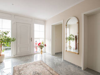 Exklusive Villa mit Wellnessbad, Franz & Köhler Immobilien GbR Franz & Köhler Immobilien GbR Modern corridor, hallway & stairs