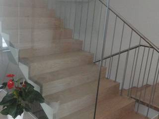 Treppen aus dem gleichen Holz wie Holzboden, tmwoodgroup | Living with nature since 1997 tmwoodgroup | Living with nature since 1997 Classic style corridor, hallway and stairs