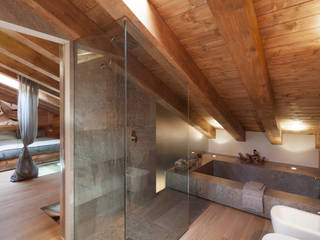 Modernes Design-Chalet mit rustikalem Charme, archstudiodesign archstudiodesign Skandinavische Badezimmer