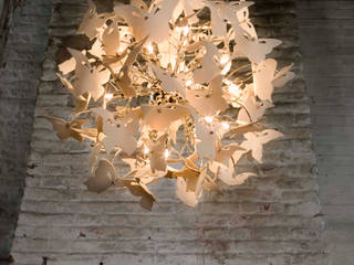 Spring Butterfly Chandelier homify Salas y Recibidores: Ideas, diseños y decoración Iluminación