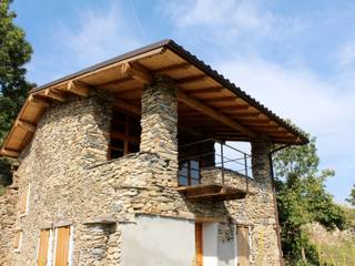 Recupero di edificio rurale sulle Alpi Liguri, Officina82 Officina82 Wiejski