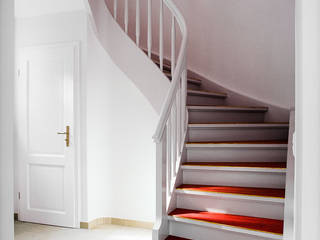 Weiße Treppe mit rotem Linoleum, Daniel Beutler Treppenbau Daniel Beutler Treppenbau Escaleras