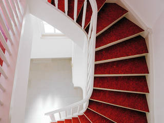 Weiße Treppe mit rotem Linoleum, Daniel Beutler Treppenbau Daniel Beutler Treppenbau Escalier