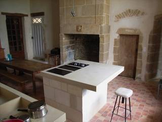 A Thirteen Century style Kitchen in white concrete, Concrete LCDA Concrete LCDA Cocinas de estilo rústico