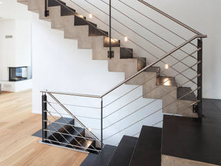 Beton Cirè auf Treppe, Einfamilienhaus, Bonn, Einwandfrei - innovative Malerarbeiten oHG Einwandfrei - innovative Malerarbeiten oHG Modern corridor, hallway & stairs