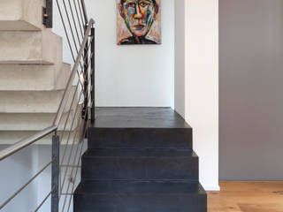 Beton Cirè auf Treppe, Einfamilienhaus, Bonn, Einwandfrei - innovative Malerarbeiten oHG Einwandfrei - innovative Malerarbeiten oHG Modern Corridor, Hallway and Staircase