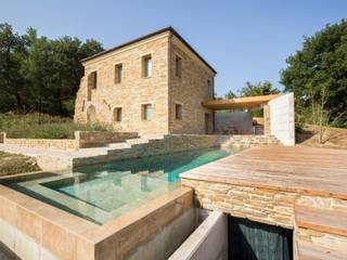 REALIZZAZIONE PISCINE CASTIGLIONE: IN UN CASALE NELLE COLLINE MARCHIGIANE, EDIFICIO, PISCINA E NATURA SI FONDONO IN UN TUTT’UNO PROGETTUALE DI GRANDE PREGIO, PISCINE CASTIGLIONE PISCINE CASTIGLIONE مسبح