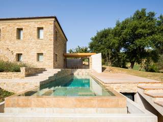 REALIZZAZIONE PISCINE CASTIGLIONE: IN UN CASALE NELLE COLLINE MARCHIGIANE, EDIFICIO, PISCINA E NATURA SI FONDONO IN UN TUTT’UNO PROGETTUALE DI GRANDE PREGIO, PISCINE CASTIGLIONE PISCINE CASTIGLIONE مسبح