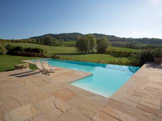 UNA NUOVA REALIZZAZIONE DI PISCINE CASTIGLIONE IMMERSA NEL VERDE DELLE COLLINE EMILIANE, PISCINE CASTIGLIONE PISCINE CASTIGLIONE สระว่ายน้ำ