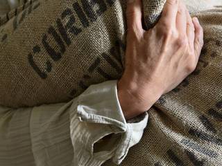 Coussins en toile de jute de sacs de café recyclés, LILOKAWA LILOKAWA Дома в стиле лофт