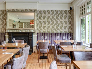 Charming Pub on Kew Green, White Linen Interiors Ltd White Linen Interiors Ltd مساحات تجارية