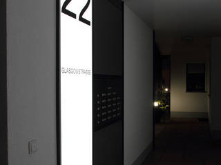 Leuchtschilder in einer Wohnanlage in Nürnberg, Designpanel - Elements for innovative architecture Designpanel - Elements for innovative architecture Moderne muren & vloeren