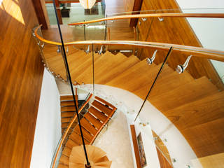 Meera House, Guz Architects Guz Architects Modern corridor, hallway & stairs