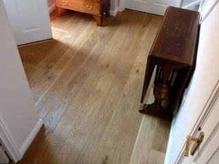 Cambridge - Chateau Smoked, Fine Oak Flooring Ltd. Fine Oak Flooring Ltd. Pasillos, vestíbulos y escaleras rurales