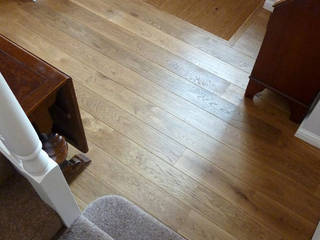 Cambridge - Chateau Smoked, Fine Oak Flooring Ltd. Fine Oak Flooring Ltd. カントリースタイルの 玄関&廊下&階段