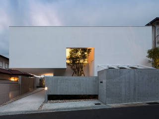The House supplies a monotonous street with a passing view, Kenji Yanagawa Architect and Associates Kenji Yanagawa Architect and Associates Modern houses