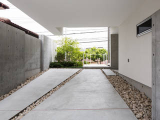 The House supplies a monotonous street with a passing view, Kenji Yanagawa Architect and Associates Kenji Yanagawa Architect and Associates Garage / Hangar modernes