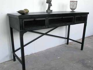 Industrial Iron Desk, Hegron de Carle Ltd Hegron de Carle Ltd Living room