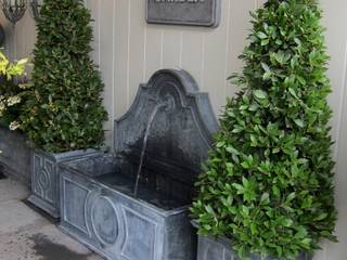 Planters & Tiber Fountain A Place In The Garden Ltd. Jardines rústicos Floreros y maceteros