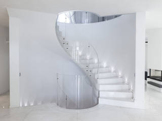 PASSIONE PER IL BIANCO, StudioG StudioG Pasillos, vestíbulos y escaleras de estilo minimalista