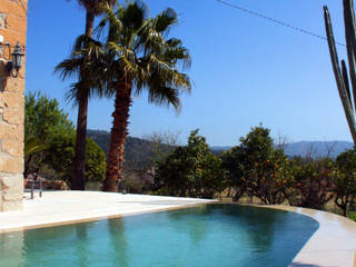 Swimming Pool in Capdella, Majorca, Joan Miquel Segui Arquitecte Joan Miquel Segui Arquitecte 地中海スタイルの プール 石
