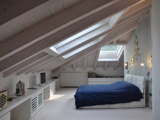 Renovation and interior design attic, F_Studio+ dell'Arch. Davide Friso F_Studio+ dell'Arch. Davide Friso モダンスタイルの寝室