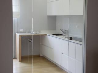 RISTRUTTURAZIONE: alla ricerca di una diversa abitabilità e di un gusto rinnovato, STUDIO PAOLA FAVRETTO SAGL STUDIO PAOLA FAVRETTO SAGL Moderne Küchen Holz Weiß