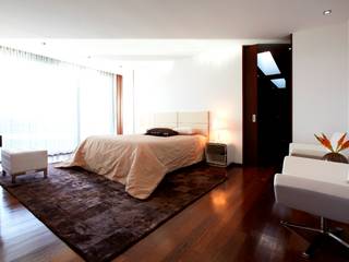 Casa moderna de dimensões generosas e piscina interior, Risco Singular - Arquitectura Lda Risco Singular - Arquitectura Lda Minimalistische Schlafzimmer