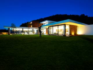 Casa moderna de dimensões generosas e piscina interior, Risco Singular - Arquitectura Lda Risco Singular - Arquitectura Lda Casas minimalistas
