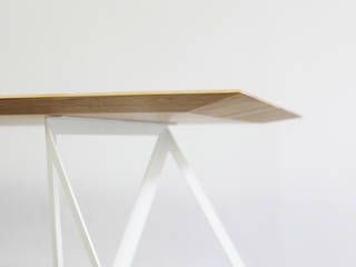 Steel Stand Table, Sebastian Scherer Sebastian Scherer モダンデザインの リビング