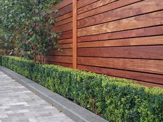 Contemporary screening , fencing & wall panels: Modern screening options in a high quality hardwood , Paul Newman Landscapes Paul Newman Landscapes Modern garden