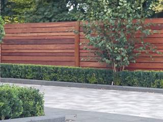 Contemporary screening , fencing & wall panels: Modern screening options in a high quality hardwood , Paul Newman Landscapes Paul Newman Landscapes Jardins modernos