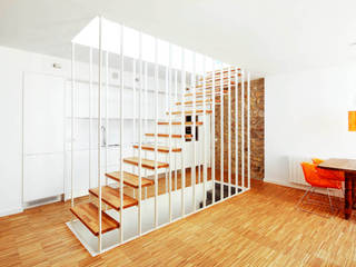 VIVIENDA CON UNA SOLA FACHADA Y TRES MEDIANERAS, M2ARQUITECTURA M2ARQUITECTURA Modern Corridor, Hallway and Staircase