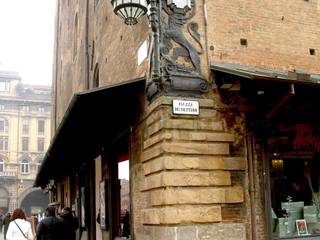 IDEAZIONE E REALIZZAZIONE RESTAURO LAMPIONE D’ANGOLO DI PALAZZO RE ENZO - BOLOGNA - VALORIZZAZIONE OPERA D'ARTE , Architetto Francisco Giordano Architetto Francisco Giordano Espaços comerciais