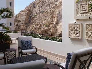 OUTDOOR LIVING LOS CABOS BY DIAZ DE LUNA, DIAZ DE LUNA SIGNATURE DIAZ DE LUNA SIGNATURE モダンデザインの テラス