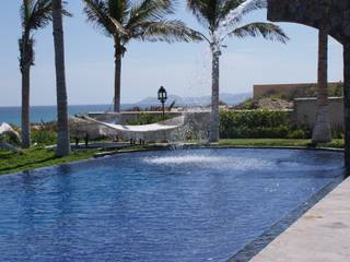 OUTDOOR LIVING LOS CABOS POOL, DIAZ DE LUNA SIGNATURE DIAZ DE LUNA SIGNATURE モダンスタイルの プール