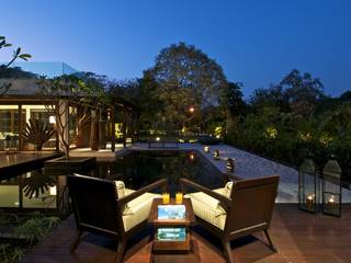 The Courtyard House, Hiren Patel Architects: modern by Hiren Patel Architects, Modern