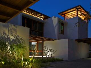 modern von Hiren Patel Architects, Modern