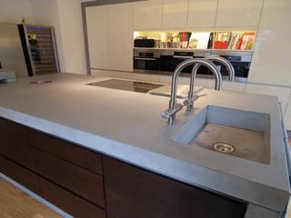 Arbeitsplatte aus Beton: Lucidezza, material raum form material raum form Modern kitchen Concrete Bench tops