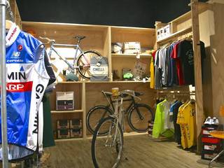 OLTRE+ store design & bike, GUPACASANATURALE GUPACASANATURALE Rooms