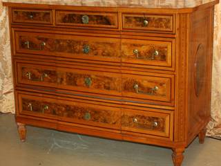 Commode Louis XVI Lucernoise marquetée en médaillon, en noyer, cerisier, prunier, Moinat SA Moinat SA Classic style bedroom